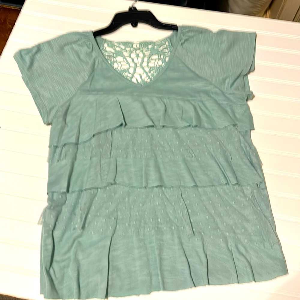 Maurice-beautiful green top green top with lace back.‎